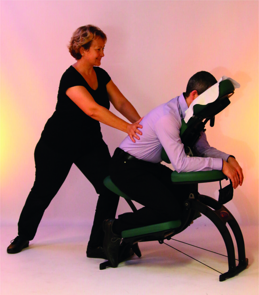 Séance de shiatsu assis sur chaise, en entreprise