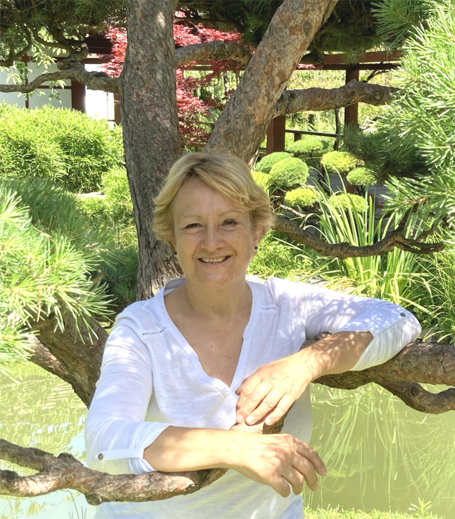 Françoise Boucly, thérapeute à Nantes, dans un jardin japonais