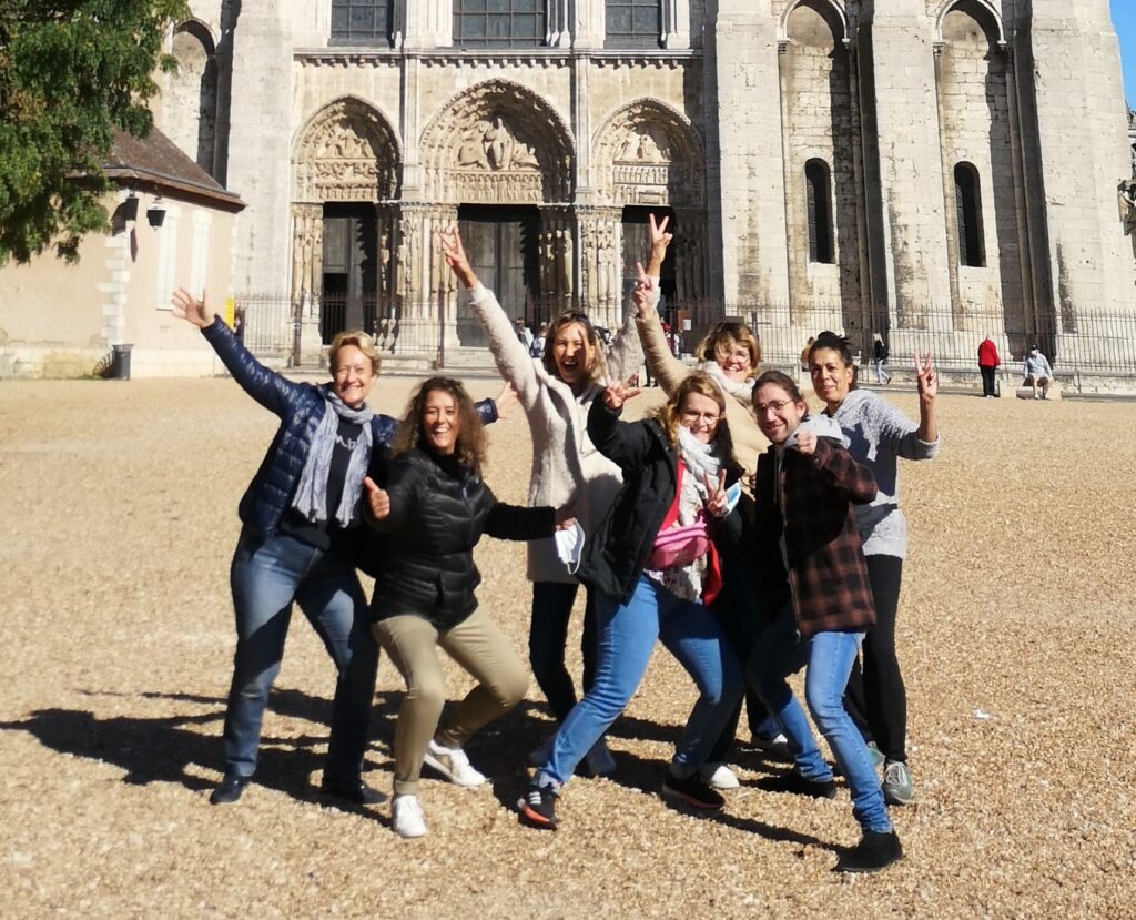 Groupe de participants à un stage animé par Françoise Boucly, devant la cathédrale de Chartres